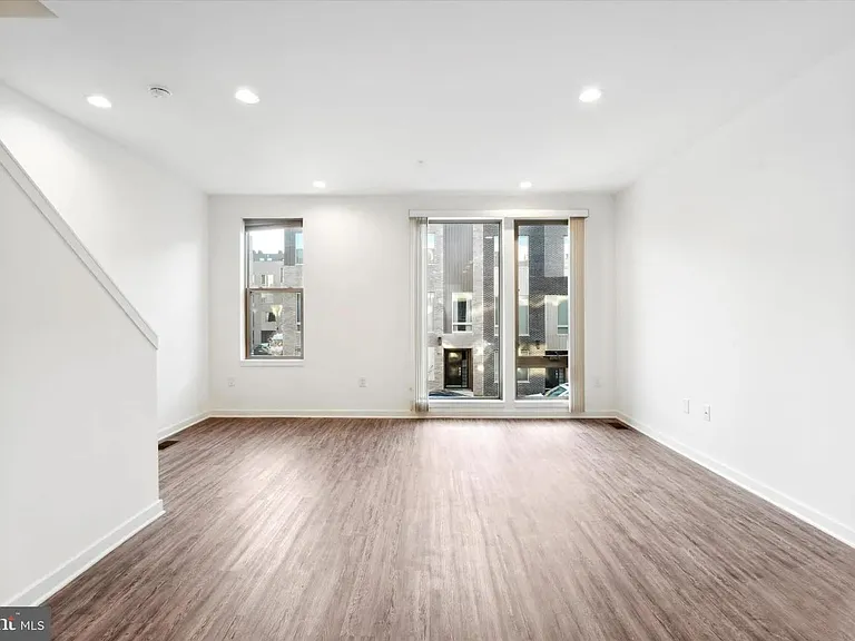 3127 Beachview Ln — Photo 2