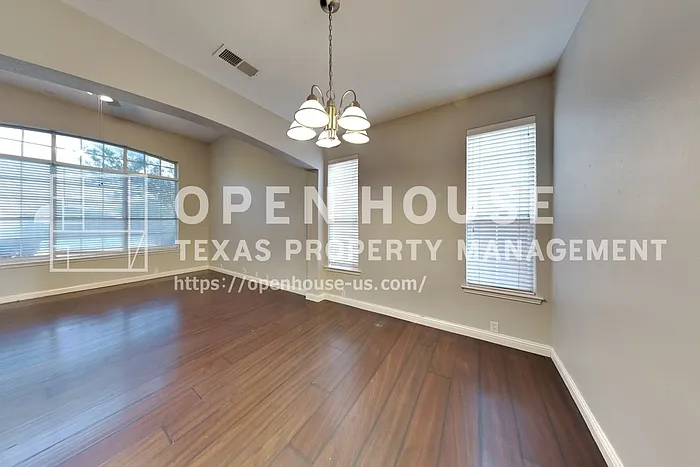6916 Chateau Dr — Photo 7