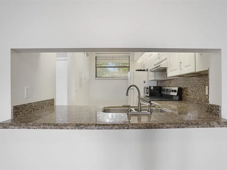 109 Lake Emerald Dr #110 — Photo 8