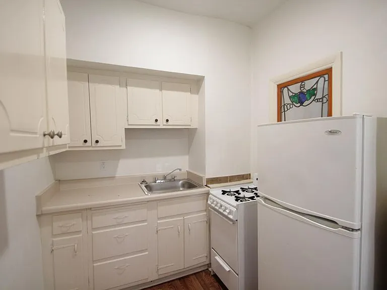 442 Franklin Ave — Photo 2