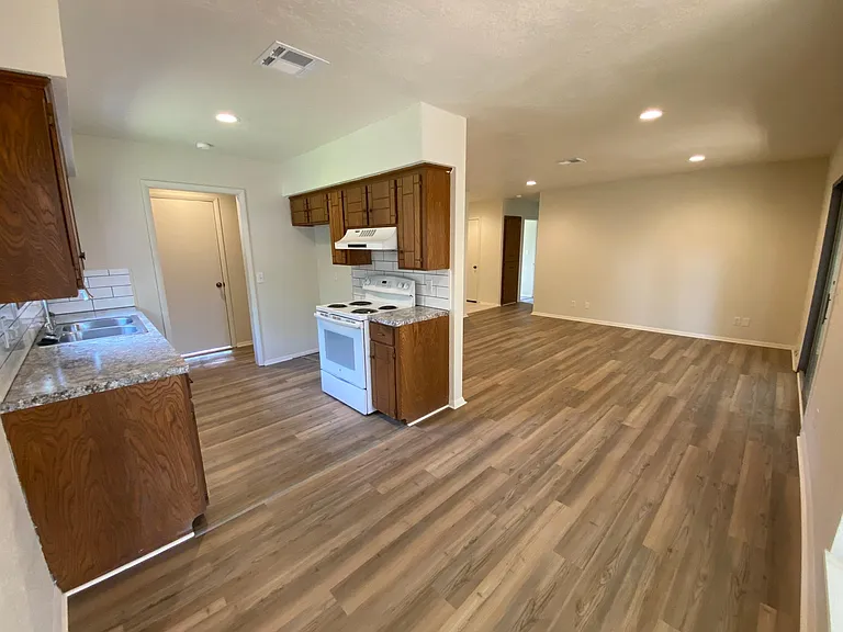 1524 N Manning St — Photo 5