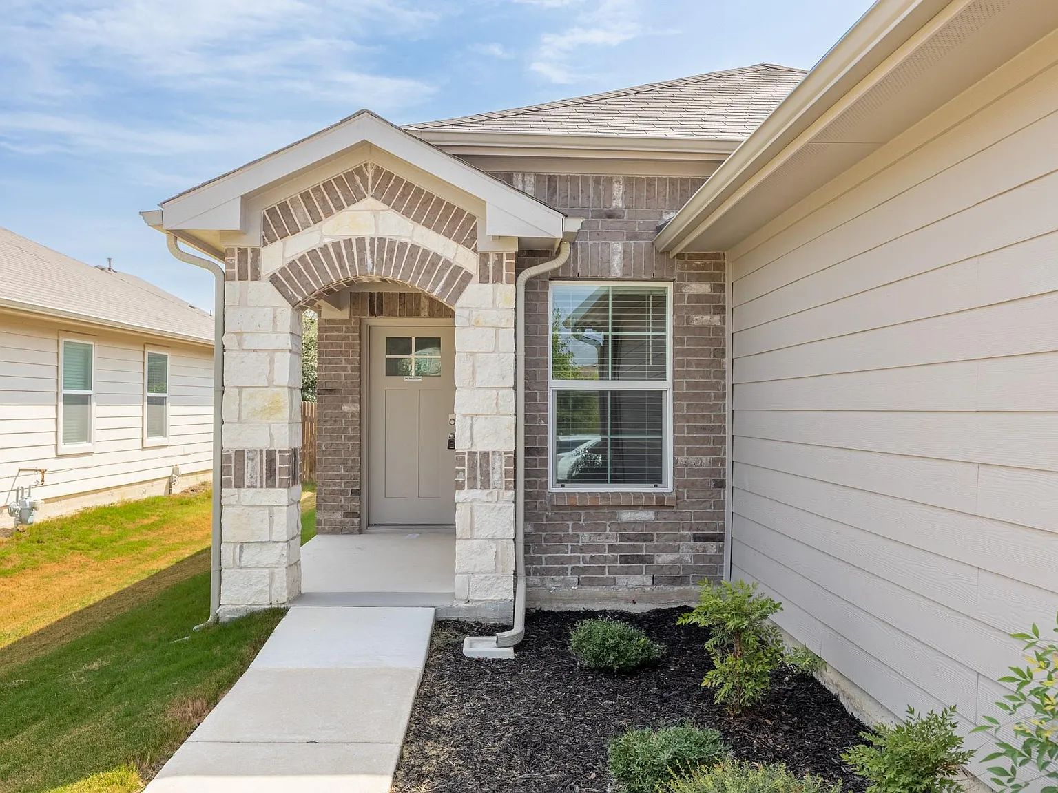 3 bed, 2.0 bath, 1368 sqft, $2,000 — Photo 3