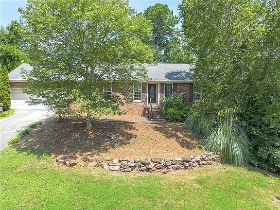 3rd image of 7 Valley Brook Dr SE