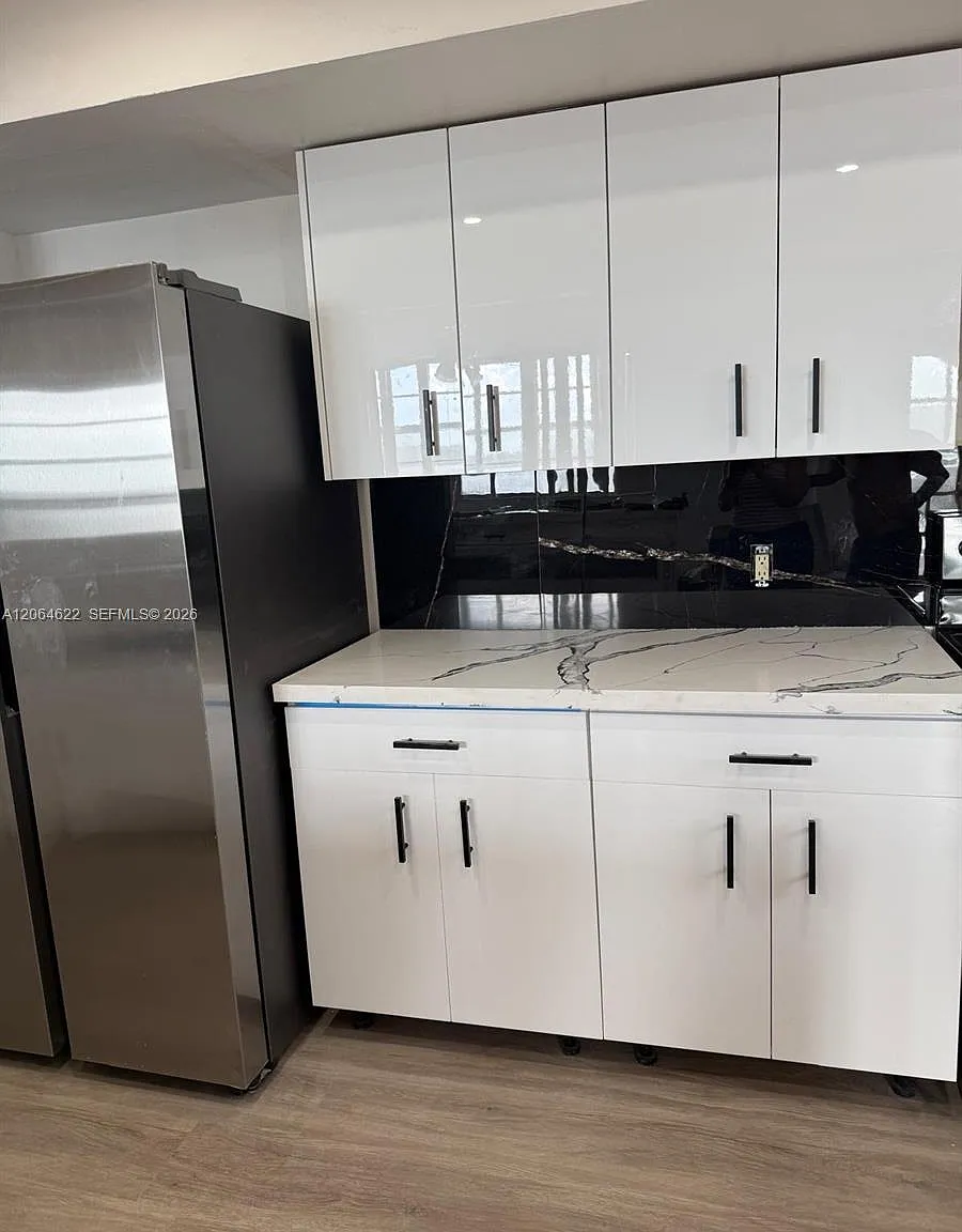 Buckley Towers Condo - Ea — Photo 3