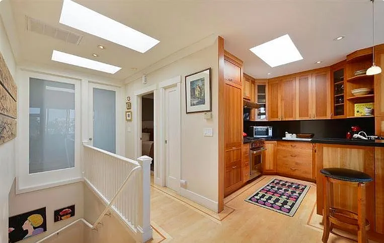 3 Skylights in addition to floor-to-ceiling windows