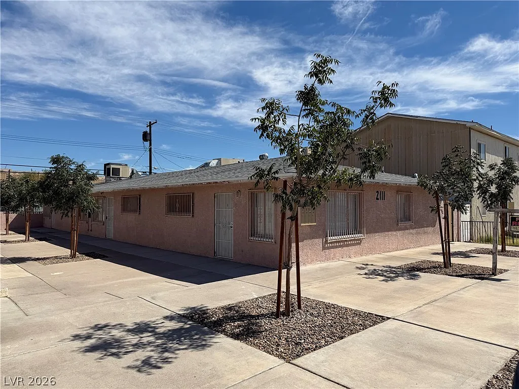 2 bed, 1.0 bath, 2610 sqft, $1,200 — Photo 1