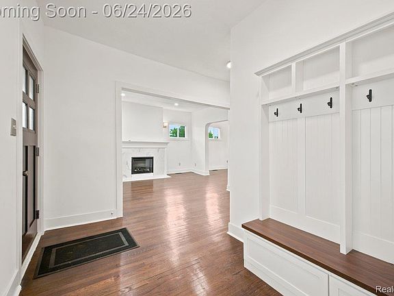 2nd image of 2552 N La Salle Gdns