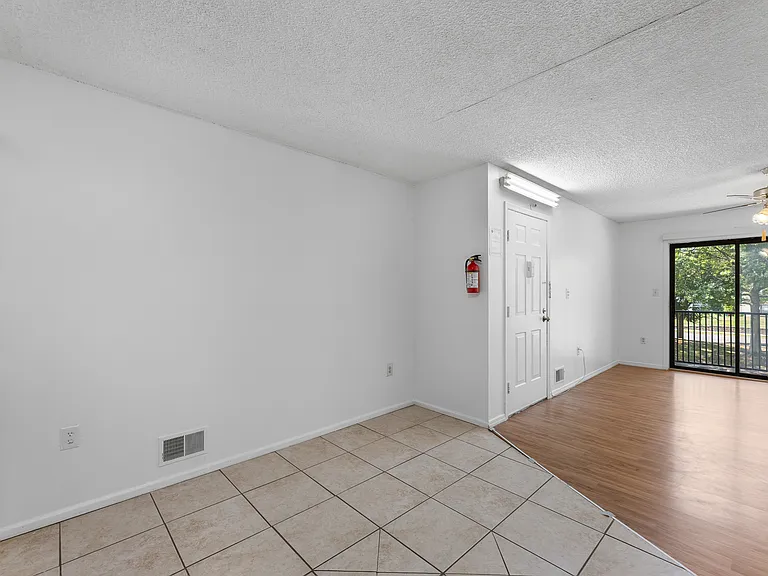 61 Canterbury Ct — Photo 8