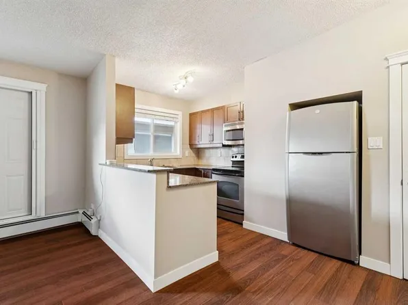 605 N 67th Ave SW #4, Calgary, AB T2V 0M3