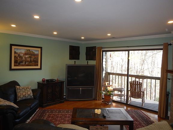 Living room w/gas fireplace