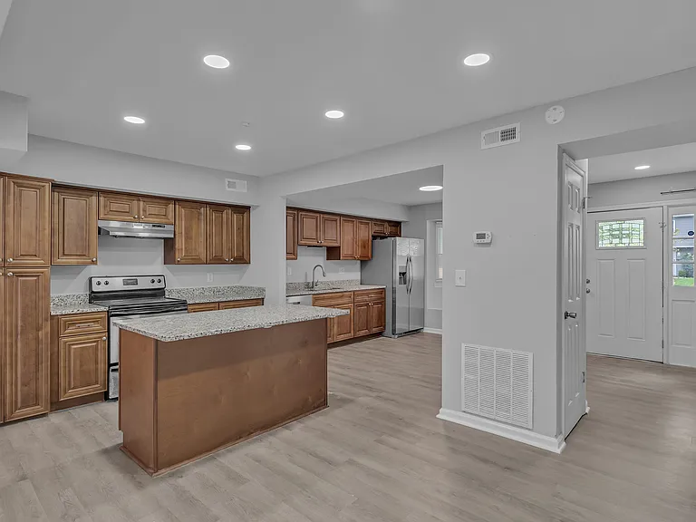 817 Biltmore Dr — Photo 11