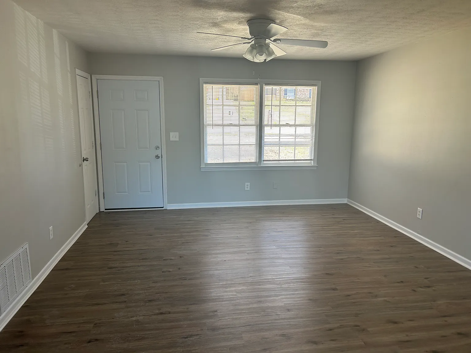 4 bed, 2.0 bath, 1300 sqft, $1,295 — Photo 2
