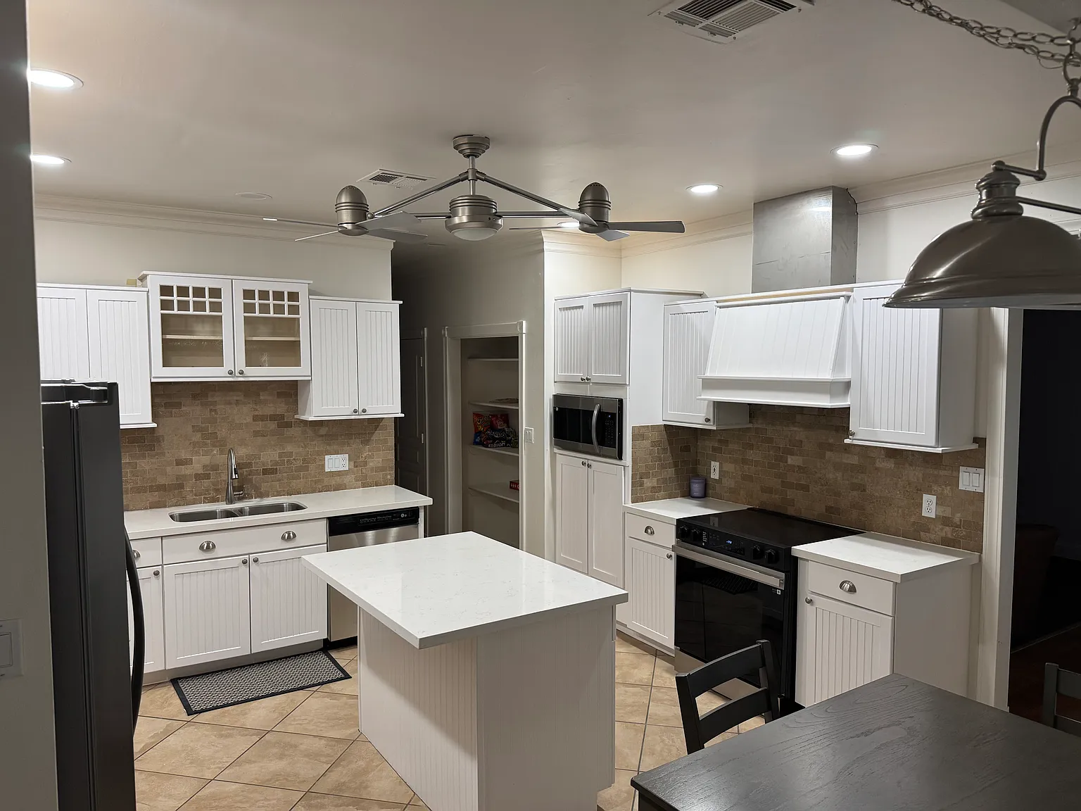 6 bed, 3300 sqft, $4,500 — Photo 3