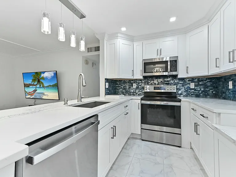 548 Burgundy St #L — Photo 10