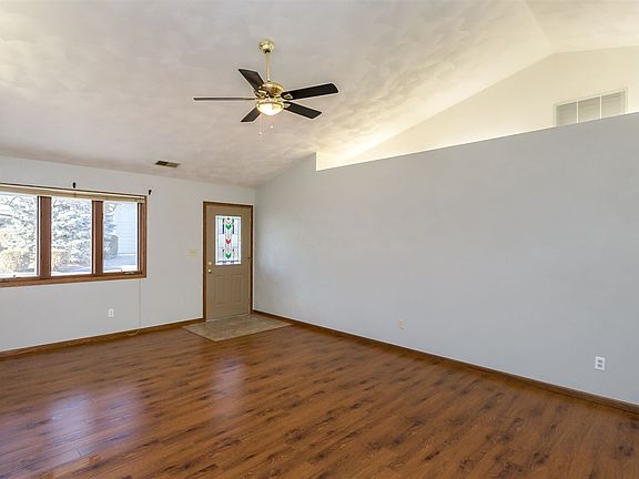 4th image of 611 Circle Dr
