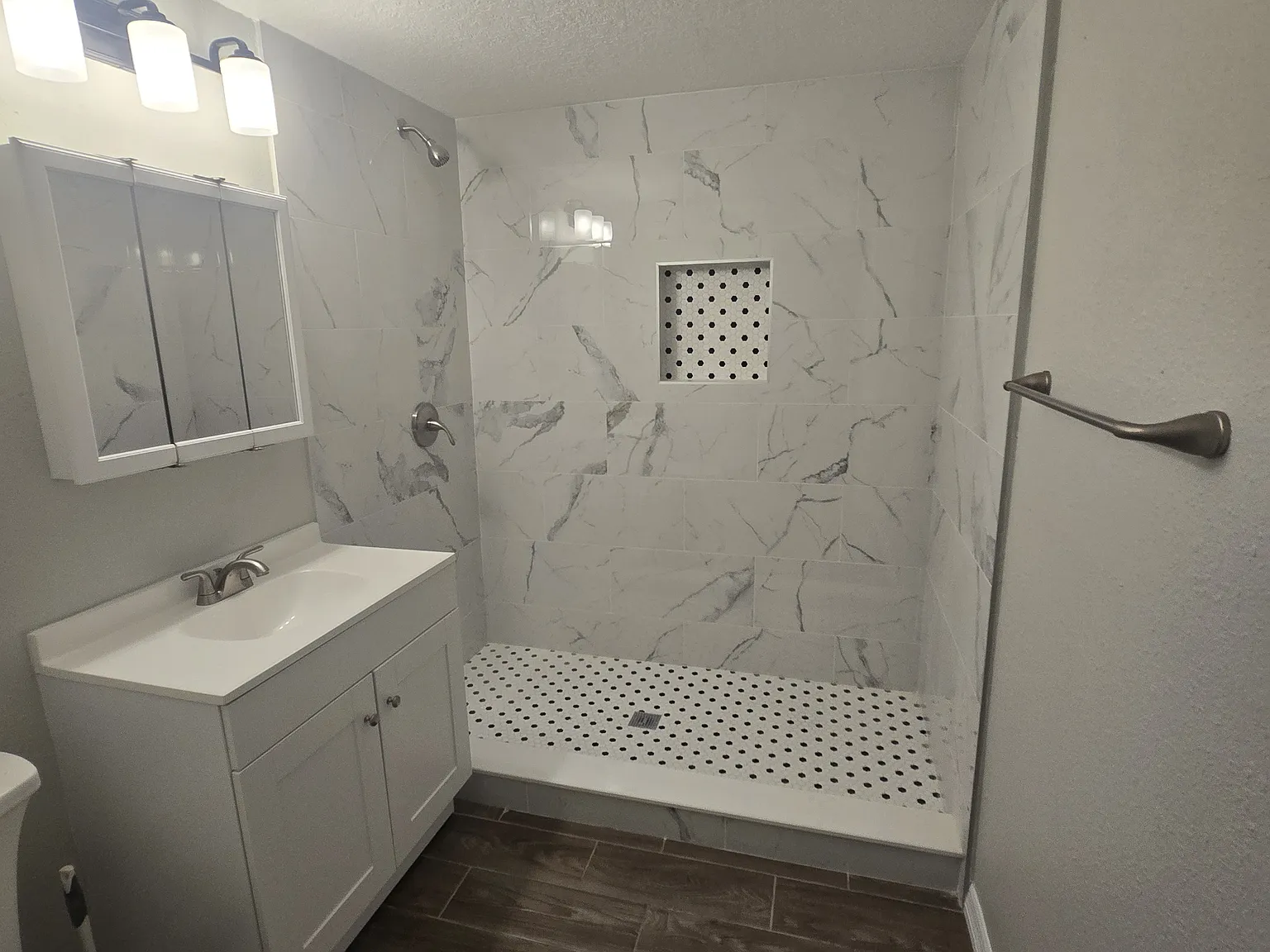 5 bed, 1936 sqft, $2,750 — Photo 2