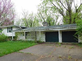 509 Hall Ct, Charleston, IL 61920