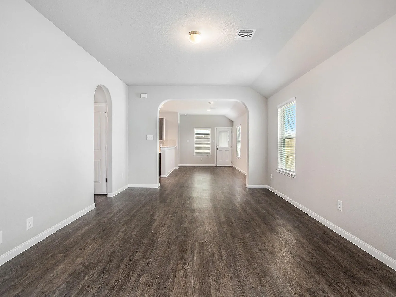 3 bed, 2.0 bath, 1352 sqft, $2,100 — Photo 3