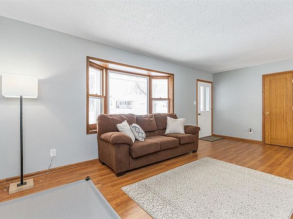 3rd image of 836 Dawn Dr