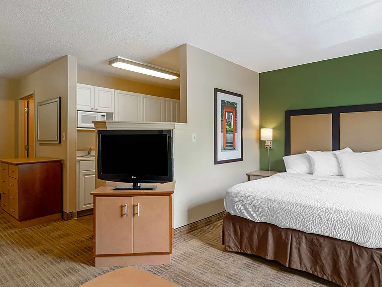 Deluxe Studio - 1 Queen Bed