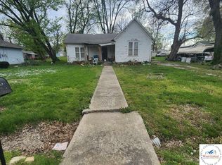 915 N 4th St, Clinton, MO 64735