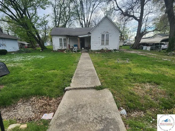 915 N 4th St, Clinton, MO 64735