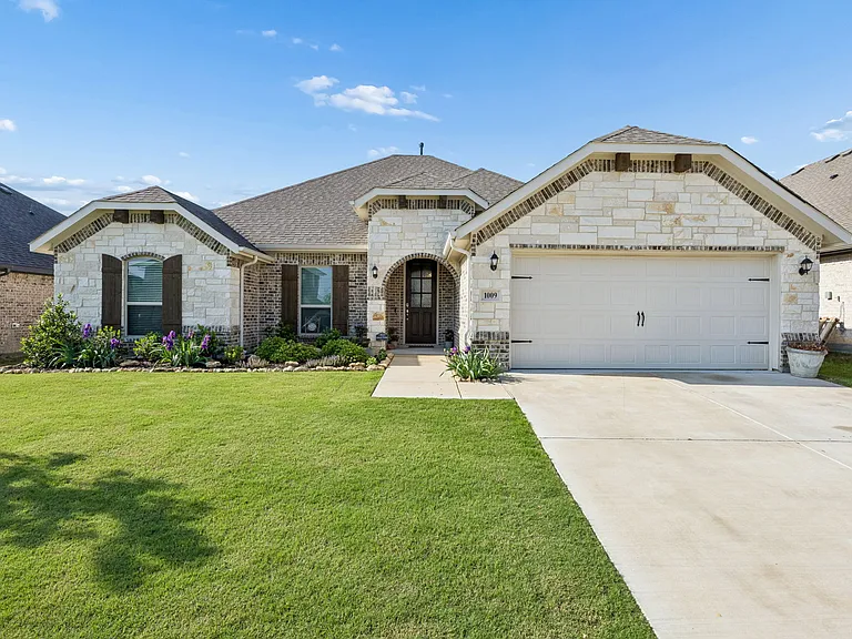 1009 Moss Grove Trl — Photo 1