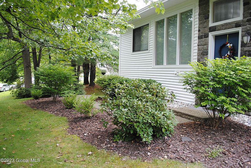 3rd image of 31 W Dillenbeck Drive