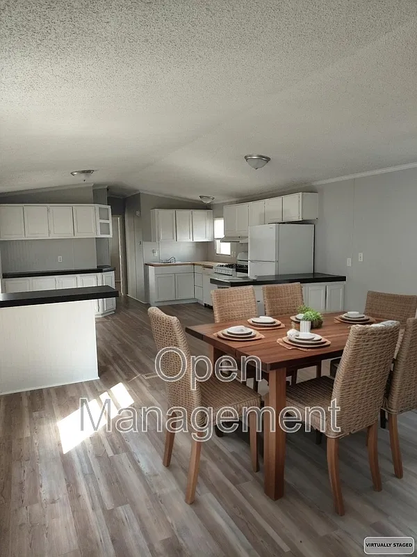 2 bed, 2.0 bath, 980 sqft, $915 — Photo 2