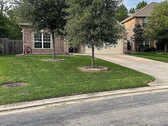 3rd image of 2281 Oak Circle Dr N