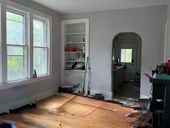 4th image of 325 N Green St