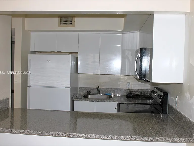 2260 W 55th St #2 — Photo 8