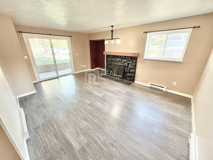 Ground-Level 2BR Condo with Fireplace, Walk-In Closet & Community Pool in Meadow Hills — Photo 1