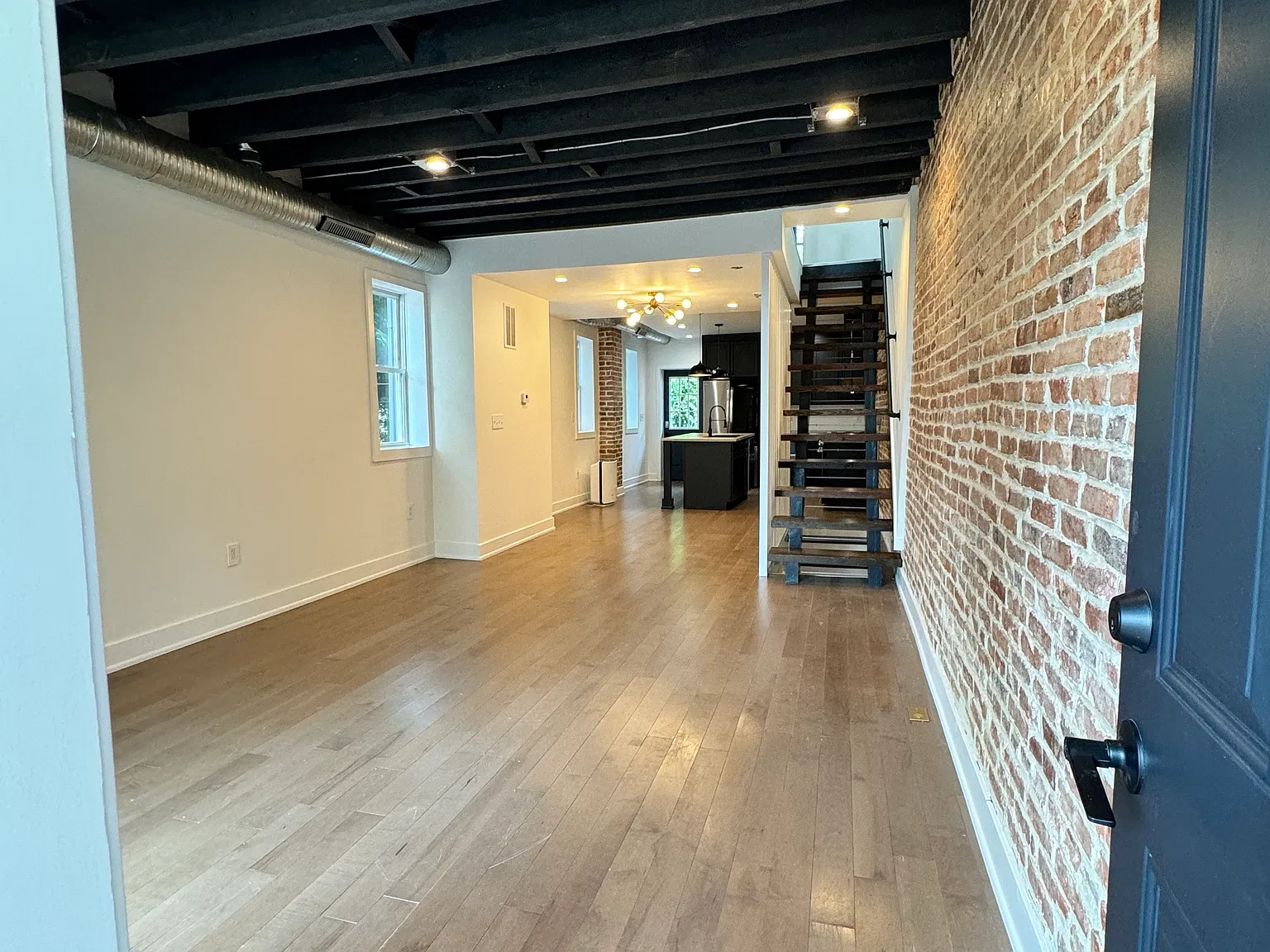 330 W Lorraine Ave — Photo 2