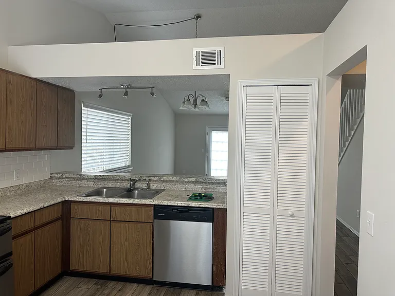 1002 Snug Harbor Ct — Photo 2