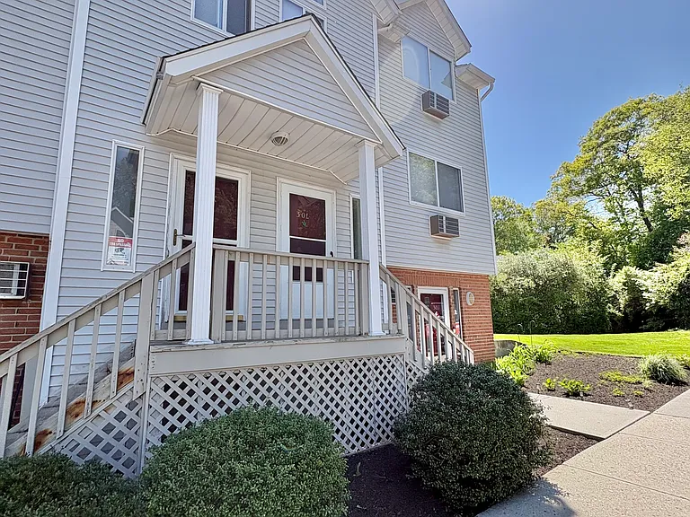 925 Oronoke Rd #30L — Photo 2