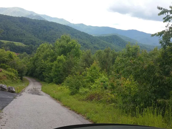 7 Mill Creek Ln, Hayesville, NC 28904