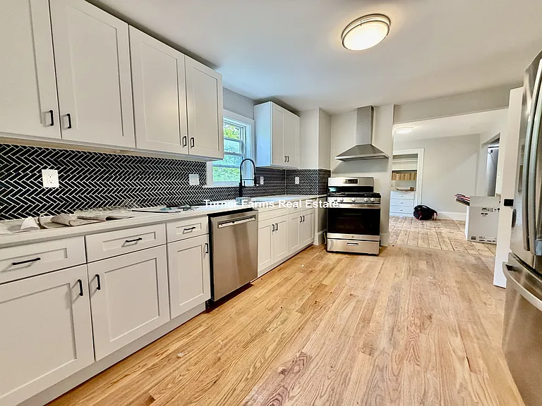 114 Woodstock St — Photo 1