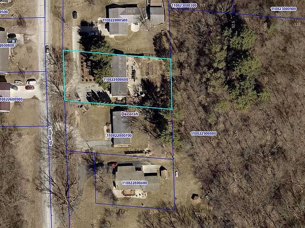 1304 College Dr, Decorah, IA 52101