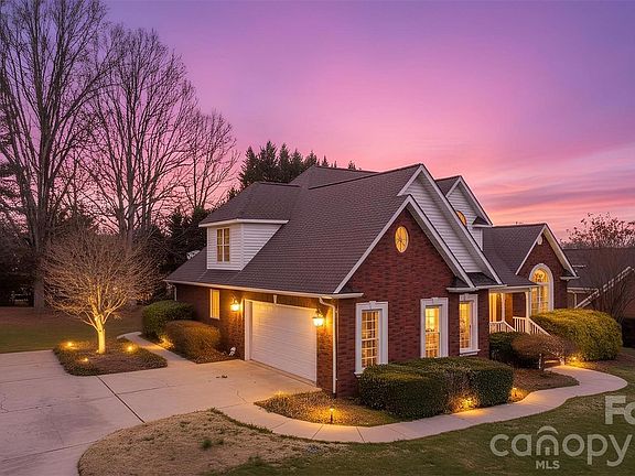 4th image of 2488 Birdie Ln NE