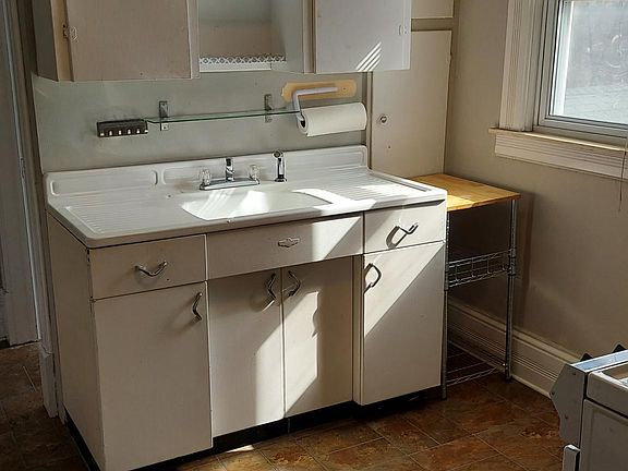 4th image of 100 E Cady St #3