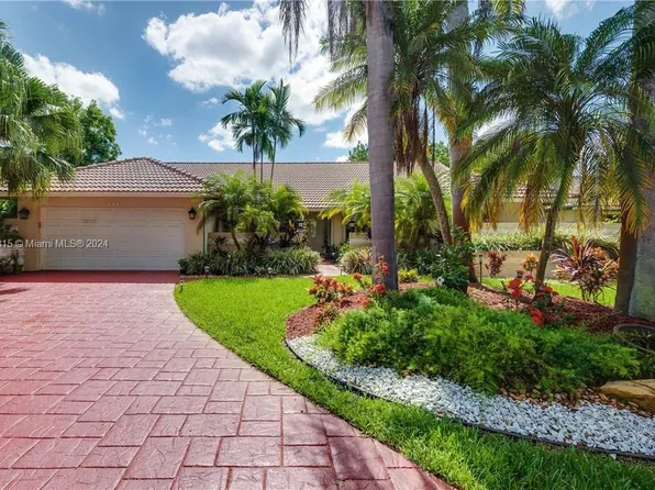 899 NW 107th Ln, Coral Springs, FL 33071