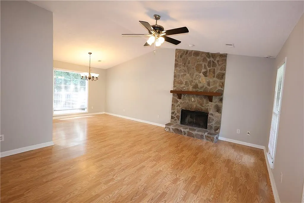 3 bed, 2.0 bath, 1680 sqft, $1,950 — Photo 3