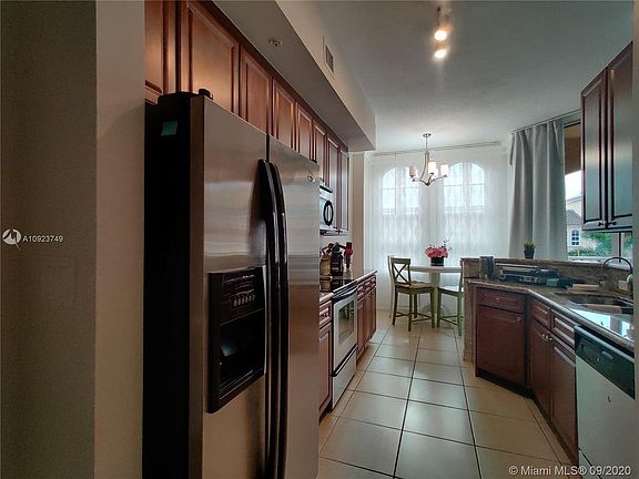 5th image of 3001 NE 185th St APT 620