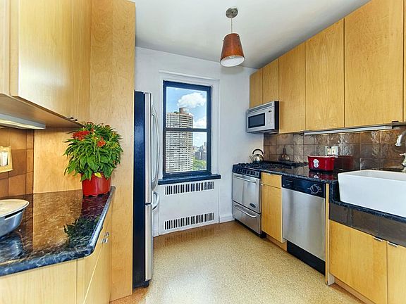 5th image of 152 E 94th St APT 12C