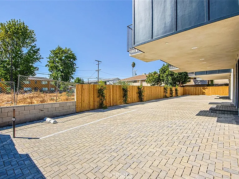 10719 Addison St — Photo 19