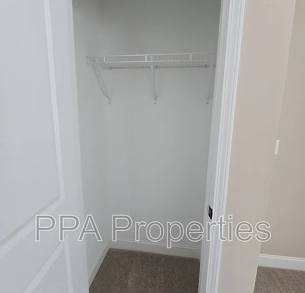402 Giles St — Photo 9