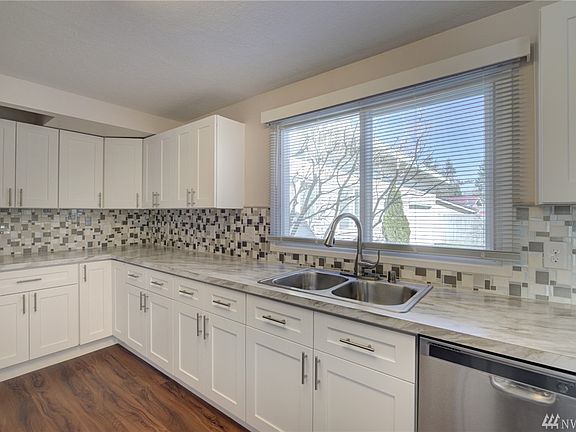 Kitchen overlooks the private backyard, plenty of counter space makes for a wonderful cooking experience!