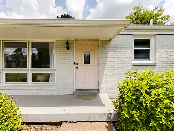 2nd image of 2826 Twin Lawn Dr