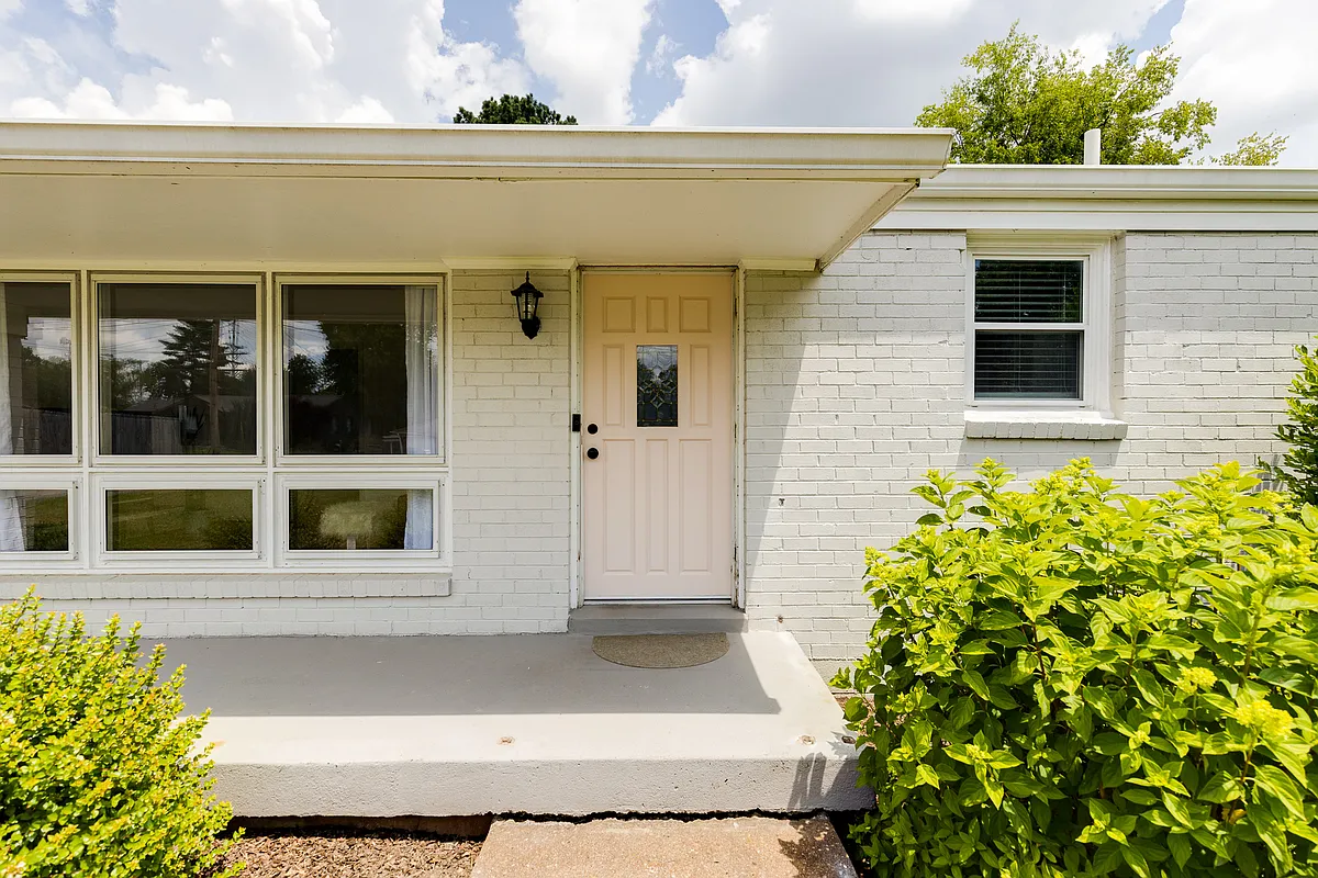 Building Photo - 2826 Twin Lawn Dr